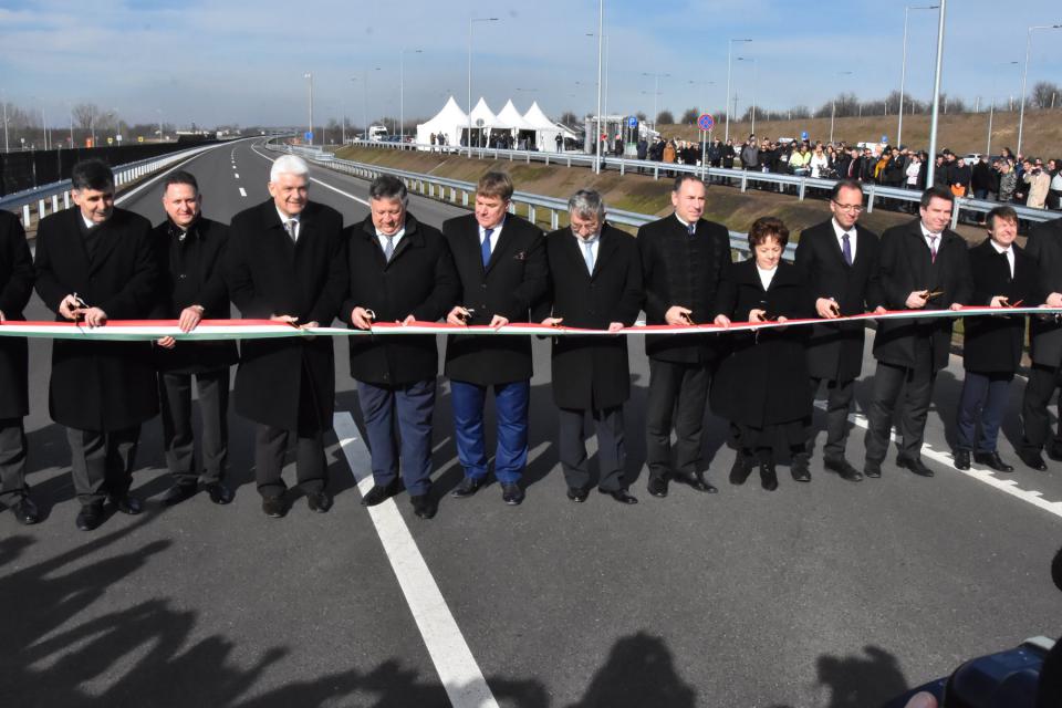 Budapestig autózhatunk az M4-esen! Budapestig autózhatunk az M4-esen!